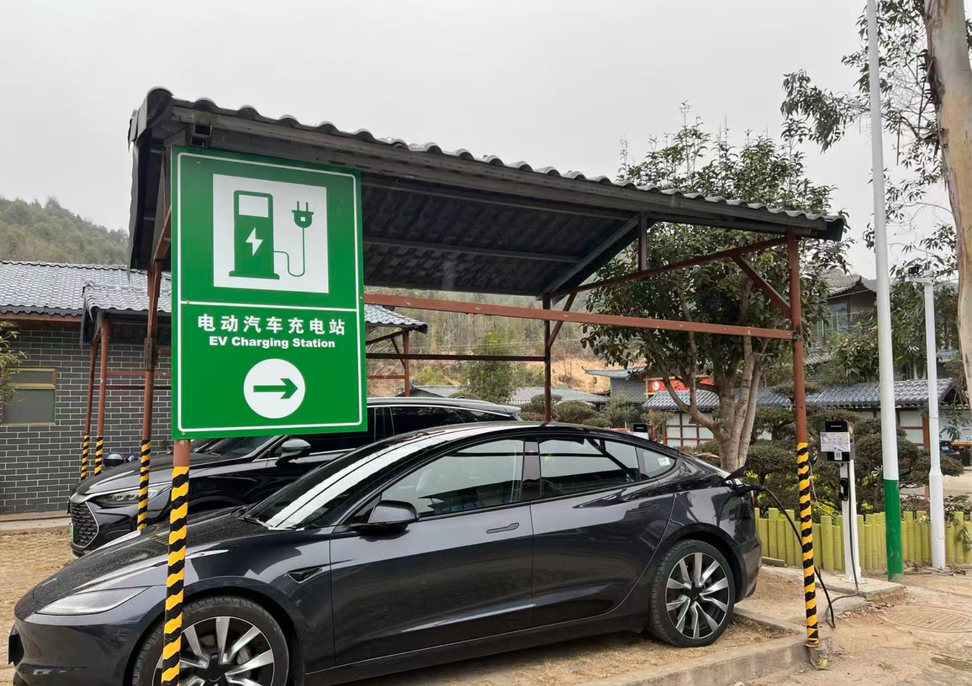 充电桩近景·支持新能源车主自驾