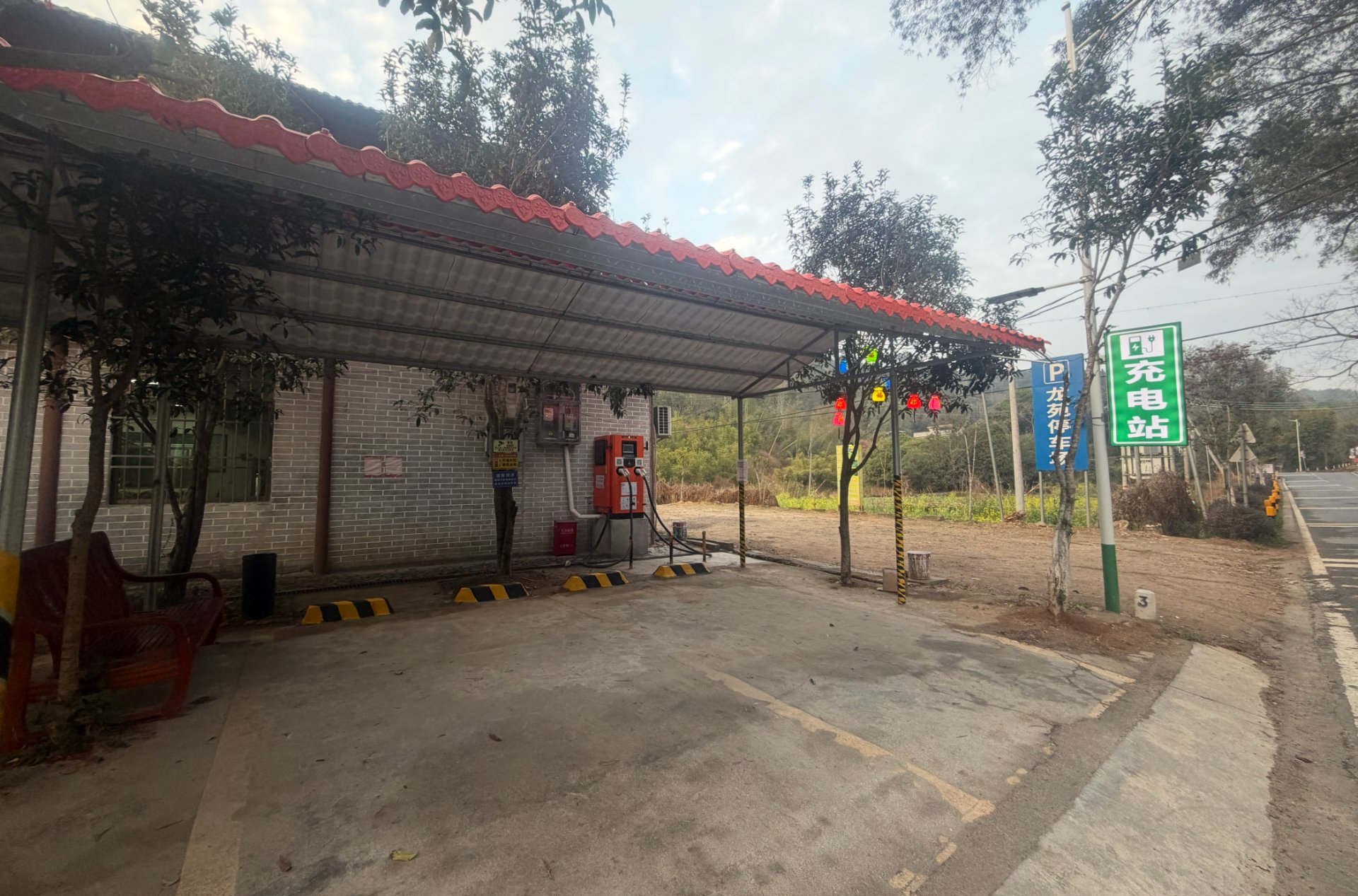 龙苑农庄门口充电桩全景